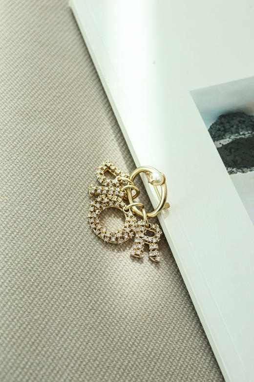 轻奢字母镶钻胸针 商品图1