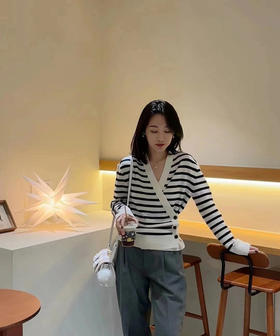 【高品质私服】【ED羊毛羊绒交叠V领条纹开衫】触感柔软细腻，弹性佳，穿着舒适G0751-CC【无标出货 介意慎拍】