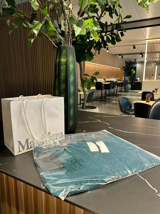 国内现货maxmara孔雀蓝羊绒围巾1350元配购物袋 商品图3