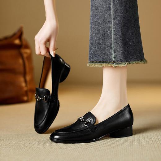 【预售5天】时尚百搭英伦风春季新款真皮复古圆头中跟金属扣乐福单鞋MBJR&6814 商品图3
