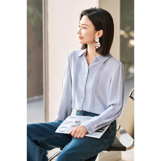 「风琴褶皱」压褶衬衫 前幅立体压褶 既保留了职场的专业度 又增添了设计感  “百搭不出错” 的气质单品  米思阳2026春季新款时尚轻奢衬衫简约压褶设计感休闲上衣女款5177 商品图0