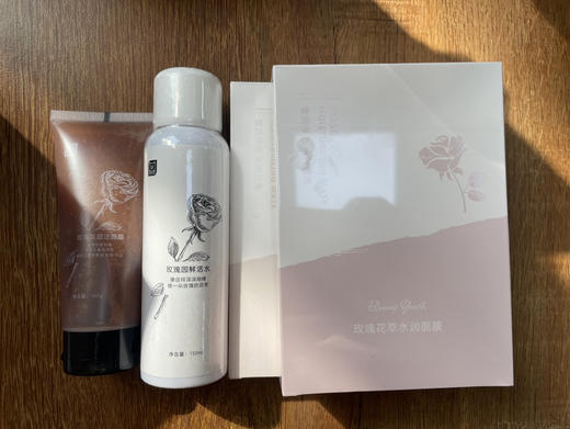 玫瑰主题限定悦人悦己伴手礼：玫瑰花瓣洁面晶 玫瑰果油 150ml玫瑰园鲜活水 50g玫瑰菁纯霜 5片玫瑰花萃面膜 手护组合两件套（椰奶护手霜和茶树手消）：纯原料级鲜活玫瑰香氛主打，还可组合其他心悦组合 商品图3
