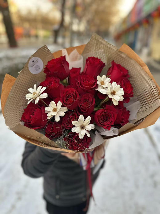 手打花束 高原红玫瑰21支 白色瓜子花，和喷泉草搭配半开放式花束 商品图1