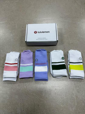外贸原单正品lululemon休闲运动盒装男袜女袜
精梳棉材质，穿着透气吸湿舒适，给足部足够的舒适度！
帆布鞋，运动鞋，皮鞋等各种风格都能驾驭！
一盒五双，均码35-44。男女同款