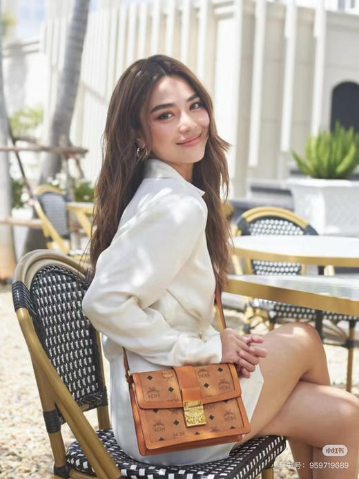 𝐌𝐂𝐌斜挎肩带翻盖包 达芙妮 小号 商品图3