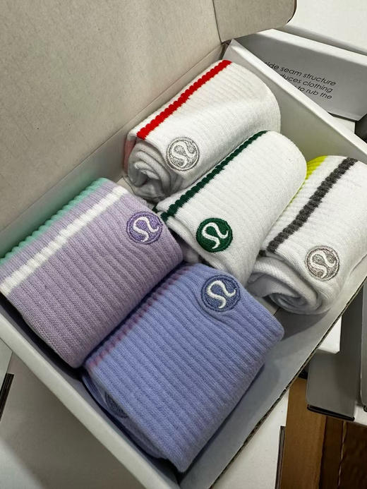 外贸原单正品lululemon休闲运动盒装男袜女袜
精梳棉材质，穿着透气吸湿舒适，给足部足够的舒适度！
帆布鞋，运动鞋，皮鞋等各种风格都能驾驭！
一盒五双，均码35-44。男女同款 商品图8