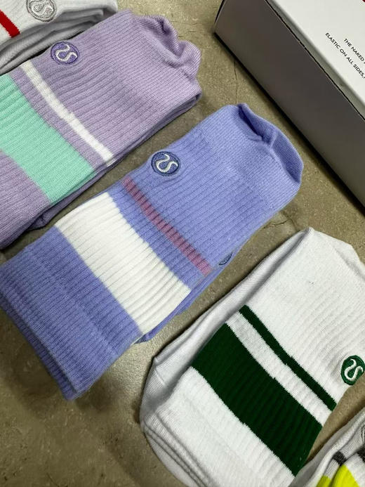 外贸原单正品lululemon休闲运动盒装男袜女袜
精梳棉材质，穿着透气吸湿舒适，给足部足够的舒适度！
帆布鞋，运动鞋，皮鞋等各种风格都能驾驭！
一盒五双，均码35-44。男女同款 商品图4