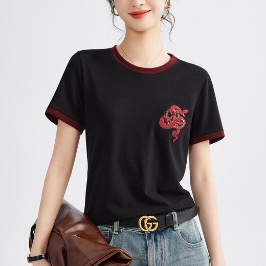 【自】全新升级【铂金会员100/天猫129/差价29】(01853) 洛诗琳2025早春款蛇年刺绣T恤衫女时尚撞色圆领上衣 商品图1