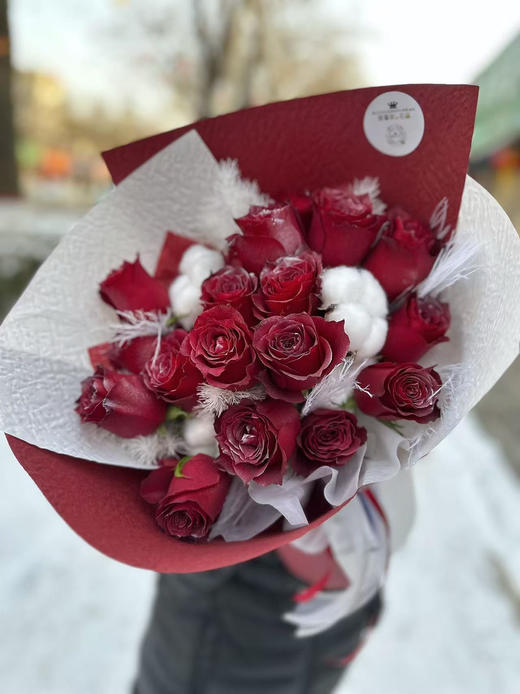 高原红玫瑰19支 棉花四支永生白色蓬莱松三支 手打花束 半开放式。 商品图0