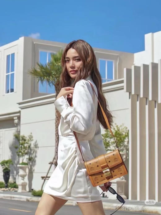 𝐌𝐂𝐌斜挎肩带翻盖包 达芙妮 小号 商品图4