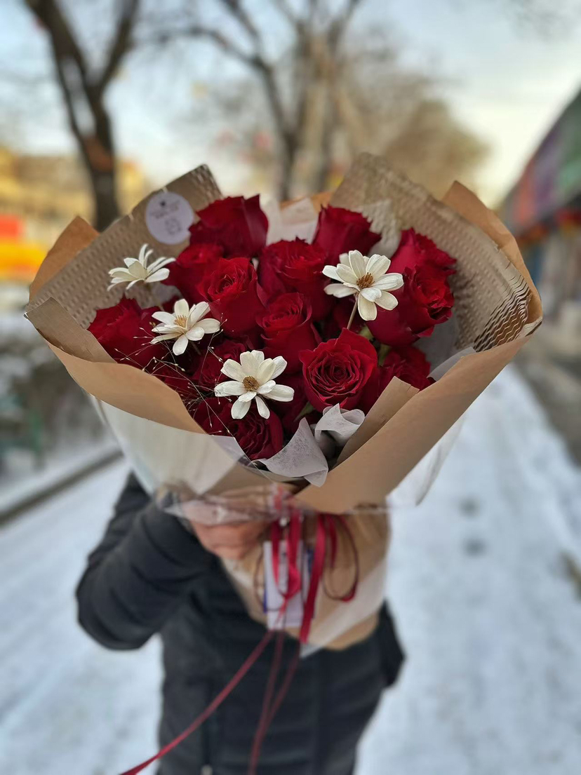 手打花束 高原红玫瑰21支 白色瓜子花，和喷泉草搭配半开放式花束