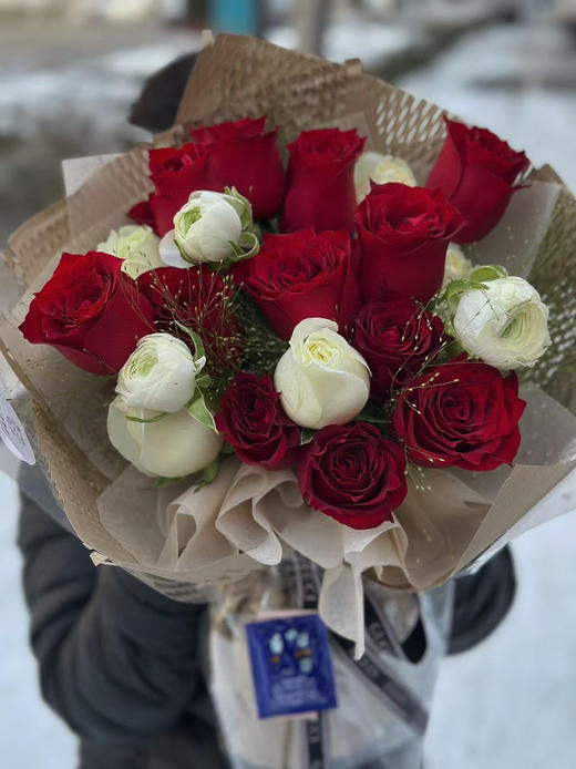卡罗拉红色玫瑰十五支，白色雪山玫瑰五支，三支白色洋牡丹，喷泉草搭配。半开放式手打圆形花束。 商品图1