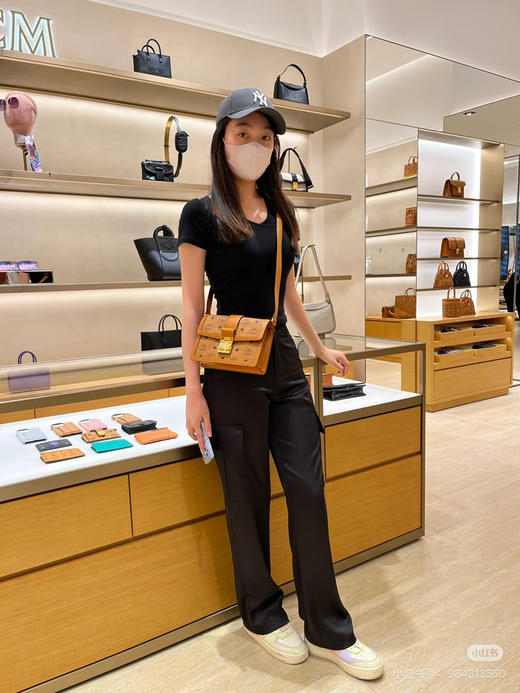 𝐌𝐂𝐌斜挎肩带翻盖包 达芙妮 小号 商品图1
