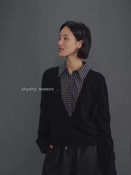 shyshystill/shy202411008/假两件大V领贝壳扣衬衣 商品图3