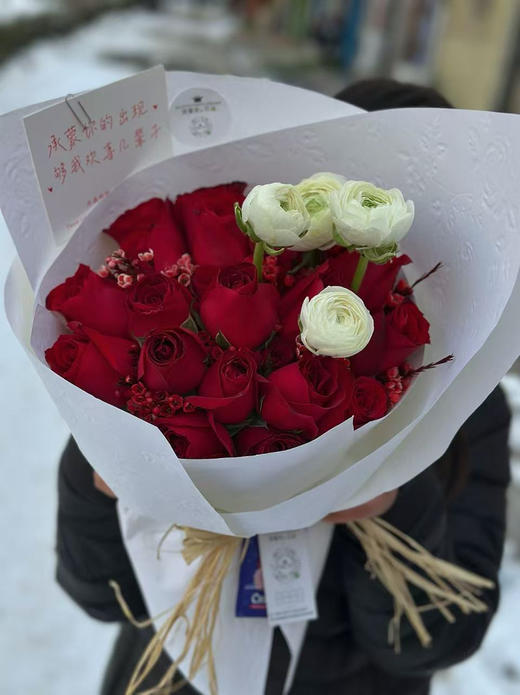 手打圆形半开放式花束 红色卡罗拉玫瑰21支白色洋牡丹四支，搭配红色腊梅 商品图0