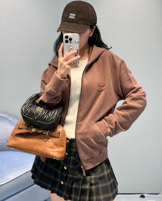 211-6渠道货 miu乌木棕 成衣染 手工绣徽标 作旧拉链 连帽卫衣外套 我穿M很合身如图 商品图6