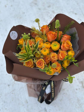 手打橙色系花束 辉煌玫瑰二十六支黄色美股四支，黄色洋牡丹13支，天鹅绒四支，黄金球2支，黄色香雪兰两支进口百合竹一支。全开放式圆形花束