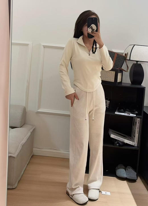 正品蔚然·慕立领半拉链羊毛上衣，超级显瘦

材质：1.4%羊毛➕3.3%桑蚕丝
聚酯纤维70.9%粘纤8.2%
氨纶16.2%

三个色。 商品图13