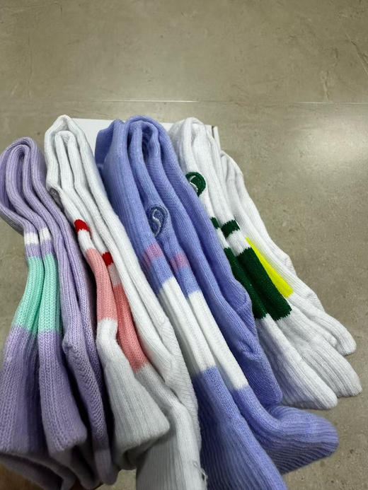 外贸原单正品lululemon休闲运动盒装男袜女袜
精梳棉材质，穿着透气吸湿舒适，给足部足够的舒适度！
帆布鞋，运动鞋，皮鞋等各种风格都能驾驭！
一盒五双，均码35-44。男女同款 商品图5