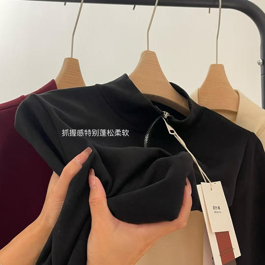 正品蔚然·慕立领半拉链羊毛上衣，超级显瘦

材质：1.4%羊毛➕3.3%桑蚕丝
聚酯纤维70.9%粘纤8.2%
氨纶16.2%

三个色。 商品图10