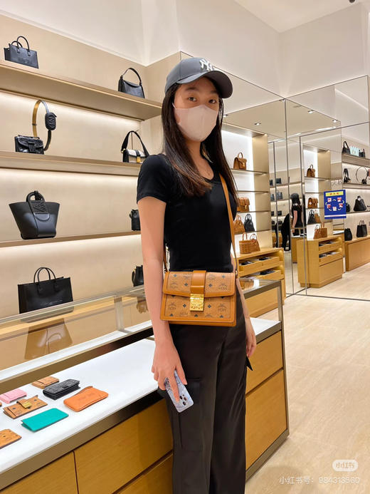 𝐌𝐂𝐌斜挎肩带翻盖包 达芙妮 小号 商品图0