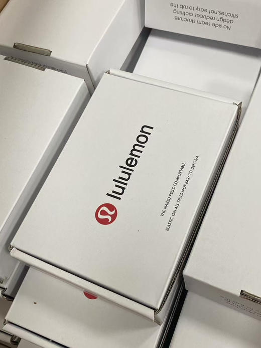 外贸原单正品lululemon休闲运动盒装男袜女袜
精梳棉材质，穿着透气吸湿舒适，给足部足够的舒适度！
帆布鞋，运动鞋，皮鞋等各种风格都能驾驭！
一盒五双，均码35-44。男女同款 商品图13