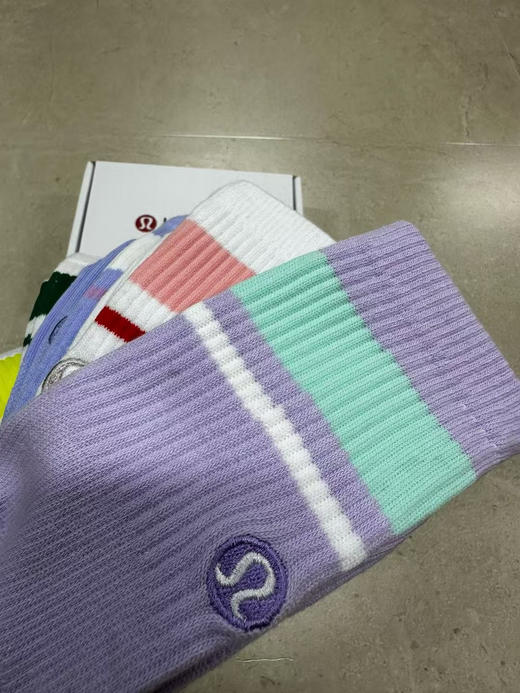 外贸原单正品lululemon休闲运动盒装男袜女袜
精梳棉材质，穿着透气吸湿舒适，给足部足够的舒适度！
帆布鞋，运动鞋，皮鞋等各种风格都能驾驭！
一盒五双，均码35-44。男女同款 商品图6