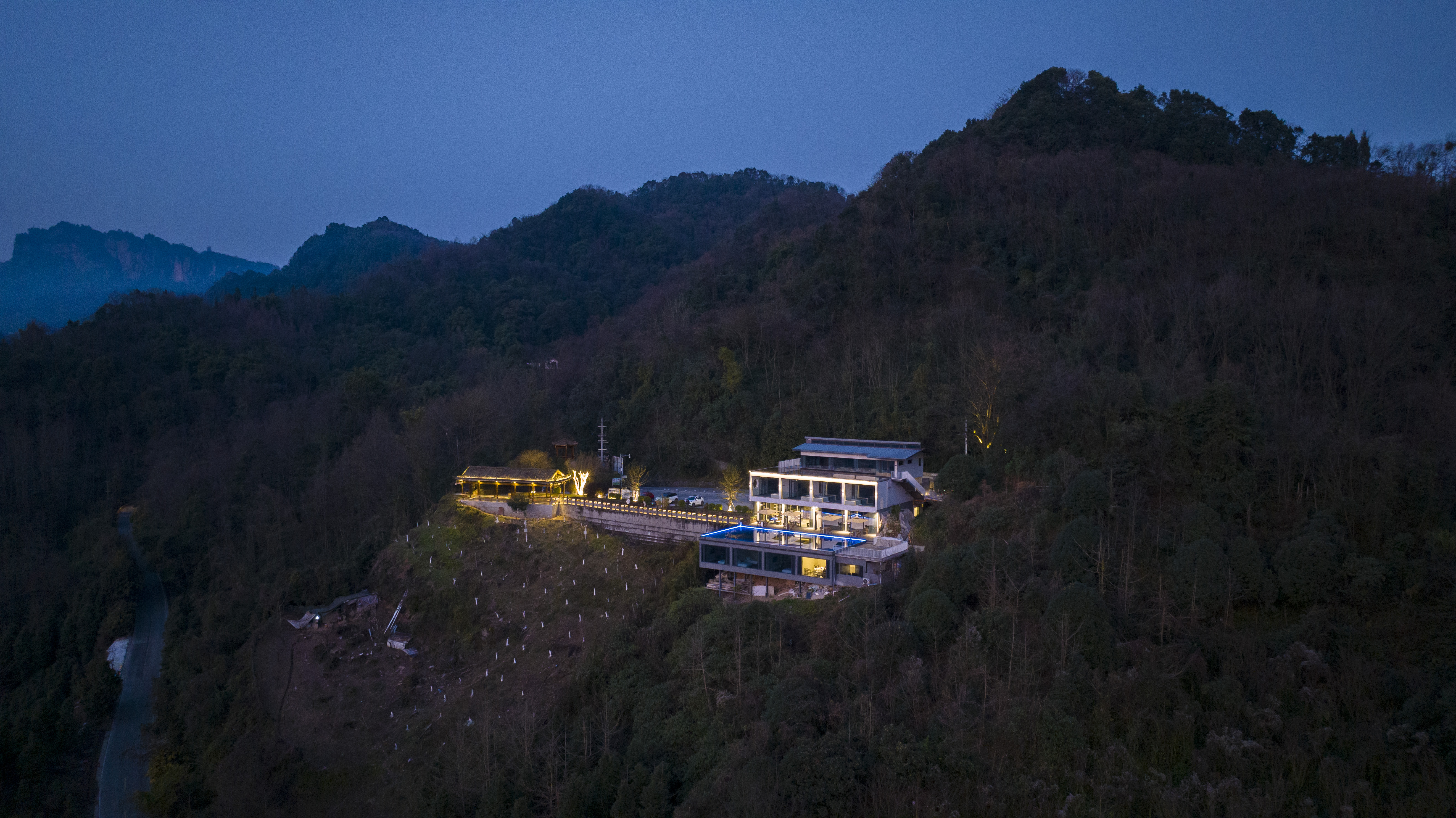 【青城山#527号院】11房私汤小院，单房预定，全屋地暖、K歌烧烤，青城伴山而建的山崖美宿~yjr