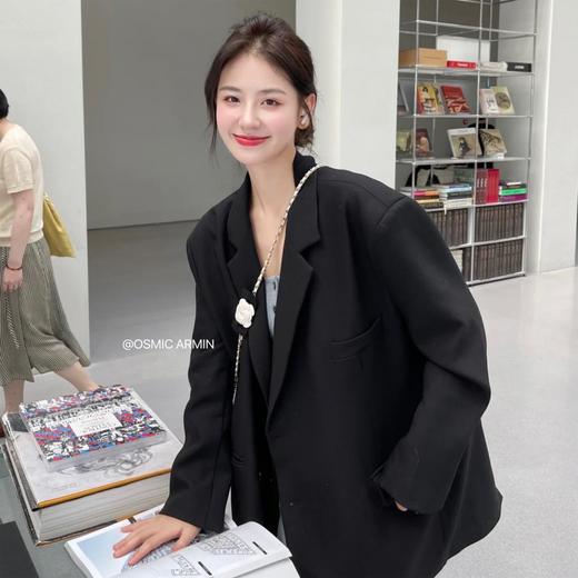 【OSMICARMIN 巴塞街头西装外套】垫肩设计挺阔版型 高级光泽感 怎么穿都好看 这肉显瘦满足日常通勤需求 商品图1