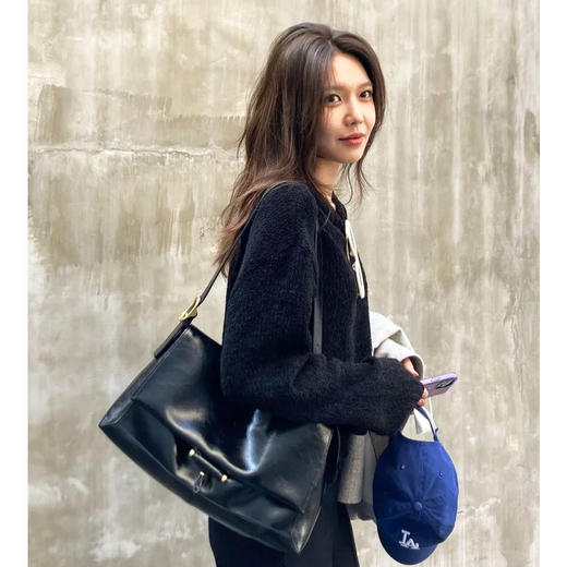 出口韩国！2025小众设计崔秀英腋下包大号油蜡牛皮通勤邮差包单肩女包包！ 商品图0