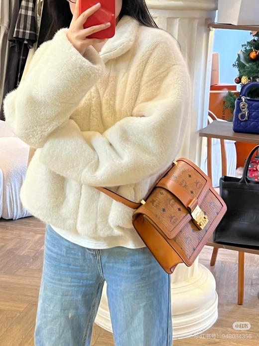 𝐌𝐂𝐌斜挎肩带翻盖包 达芙妮 中号 商品图0