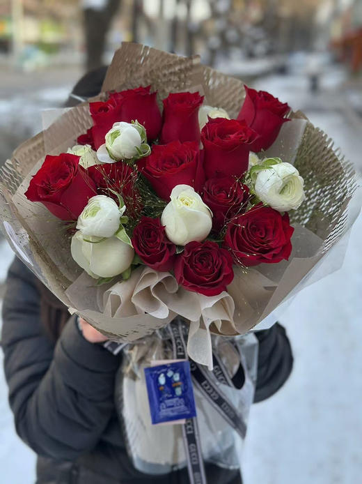 卡罗拉红色玫瑰十五支，白色雪山玫瑰五支，三支白色洋牡丹，喷泉草搭配。半开放式手打圆形花束。 商品图0