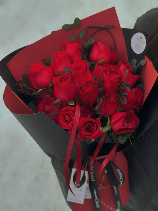 手打半开放式花束 卡罗拉玫瑰21支搭配红继木叶 商品图1