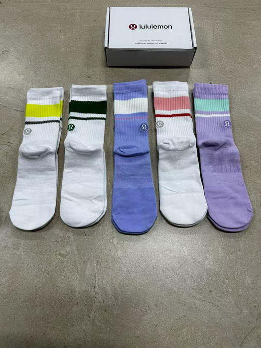 外贸原单正品lululemon休闲运动盒装男袜女袜
精梳棉材质，穿着透气吸湿舒适，给足部足够的舒适度！
帆布鞋，运动鞋，皮鞋等各种风格都能驾驭！
一盒五双，均码35-44。男女同款 商品图1