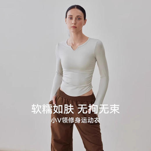 跃牌【倚窗听雨】系列 秋冬新款瑜伽服女一体式带胸垫V领运动长袖紧身T恤CX74 商品图0