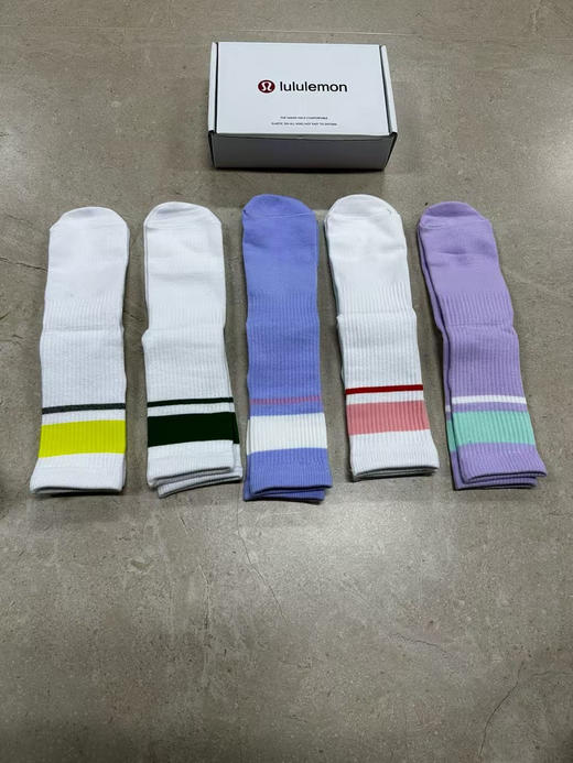 外贸原单正品lululemon休闲运动盒装男袜女袜
精梳棉材质，穿着透气吸湿舒适，给足部足够的舒适度！
帆布鞋，运动鞋，皮鞋等各种风格都能驾驭！
一盒五双，均码35-44。男女同款 商品图2