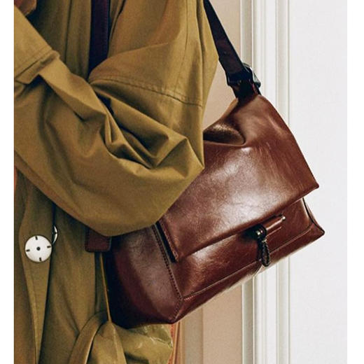 出口韩国！2025小众设计崔秀英腋下包大号油蜡牛皮通勤邮差包单肩女包包！ 商品图7