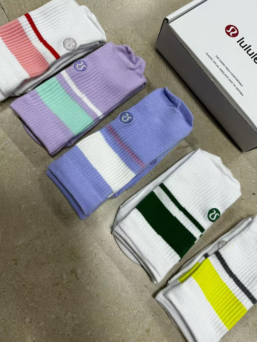 外贸原单正品lululemon休闲运动盒装男袜女袜
精梳棉材质，穿着透气吸湿舒适，给足部足够的舒适度！
帆布鞋，运动鞋，皮鞋等各种风格都能驾驭！
一盒五双，均码35-44。男女同款 商品图3