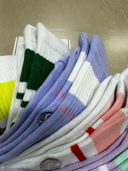 外贸原单正品lululemon休闲运动盒装男袜女袜
精梳棉材质，穿着透气吸湿舒适，给足部足够的舒适度！
帆布鞋，运动鞋，皮鞋等各种风格都能驾驭！
一盒五双，均码35-44。男女同款 商品图7