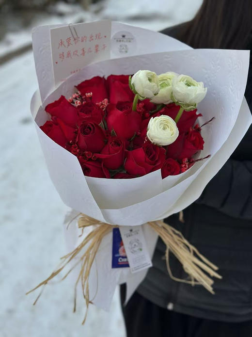 手打圆形半开放式花束 红色卡罗拉玫瑰21支白色洋牡丹四支，搭配红色腊梅 商品图1