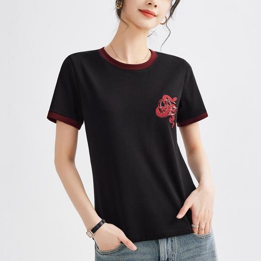 【自】全新升级【铂金会员100/天猫129/差价29】(01853) 洛诗琳2025早春款蛇年刺绣T恤衫女时尚撞色圆领上衣 商品图2