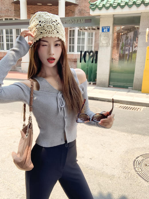 <曾小咸推荐>新品现货秒杀！卖完下架不再补 ！微信粉丝打折价！！2色假两件露肩针织衫 日常159.99 立减90 秒杀69.99！！ 商品图13