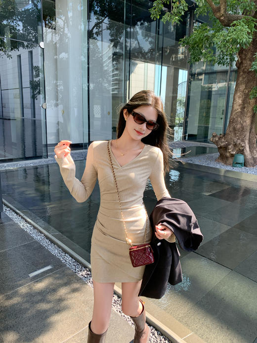 <曾小咸推荐>辣妹风2色长袖V领修身连衣裙 日常149.99/件 立减80 秒杀69.99/件！！ 商品图8