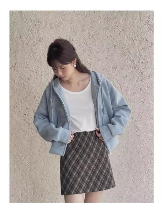 🌺Avann【草莓曲奇】复古格子半身裙： ✅既实穿又复古的百搭格纹裙为日常造型注入❤️轻快舒服的气息裙体走线工整硬朗 ✅剪裁立体富有结构感长度刚好露出纤细的位置显痩遮肉 商品图4