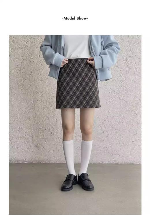 🌺Avann【草莓曲奇】复古格子半身裙： ✅既实穿又复古的百搭格纹裙为日常造型注入❤️轻快舒服的气息裙体走线工整硬朗 ✅剪裁立体富有结构感长度刚好露出纤细的位置显痩遮肉 商品图5