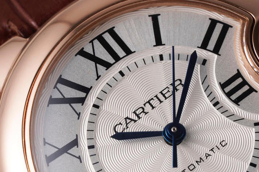 AF蜕变归来——卡地亚33mm蓝气球系列腕表
延续以往优异的产品质量更换全新包装和全新防伪标，让高品质更有识别性➕搭配正品一致的定制版CAL076一体瑞士机芯，正品original原版开模的copy❕ 商品图3