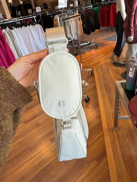 🉐🉐599到手 Prada 同款~新年开挂神包 Lululemon尼龙三合一 斜挎包 ,超轻 实用 前后都有口袋 ,大小尺寸非常完美 商品图2