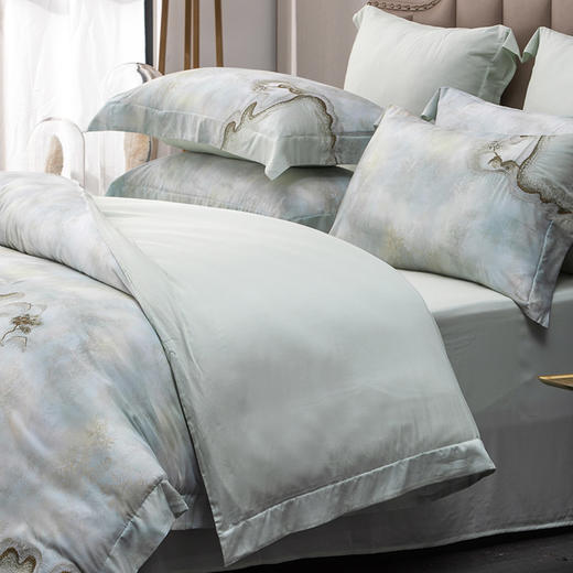 多喜爱 50S天丝四件套 缥缈茹烟/屿香花意绣花工艺 缥缈茹烟 丝滑舒适 刷木印染 奥地利进口兰精天丝 莱赛尔纤维 国风刺绣 礼盒包装 商品图2