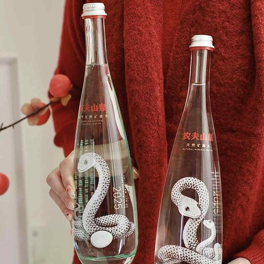 福州农夫山泉乙巳蛇年典藏玻璃瓶水


​ 商品图2
