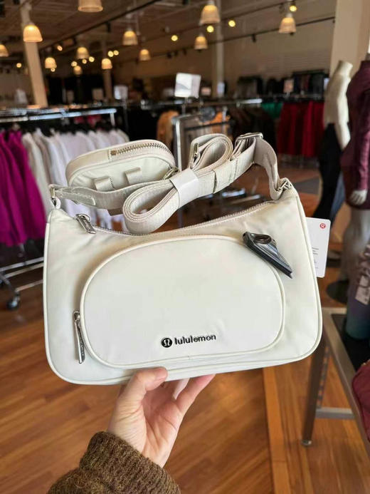 🉐🉐599到手 Prada 同款~新年开挂神包 Lululemon尼龙三合一 斜挎包 ,超轻 实用 前后都有口袋 ,大小尺寸非常完美 商品图0